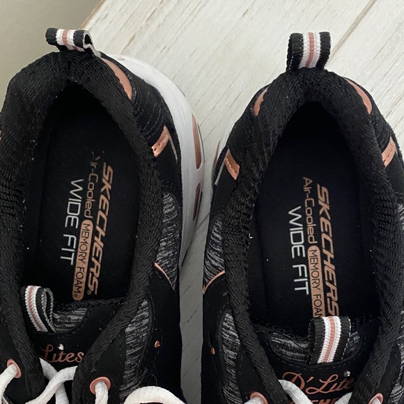 Skechers Black and White Athletic Shoes wide fit - Picture 2 of 7